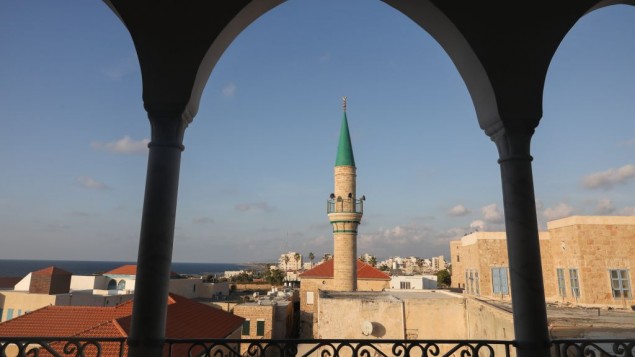 صورة لمسجد في مدينة عكا القديمة، شمال اسرائيل، 24 اكتوبر 2016 (Nati Shohat/Flash90)