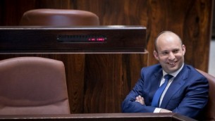 وزير التعليم نفتالي بينيت خلال جلسة في الكنيست، 16 نوفمبر، 2016. (Yonatan Sindel/Flash90)