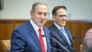 رئيس الوزراء بينيامين نتنياهو يترأس الجلسة الأسبوعية للحكومة في مكتبه في القدس، 20 نوفمبر، 2016. (Emil Salman/POOL)
