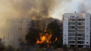 حريق في مدينة حيفا، 24 نوفمبر 2016 (AFP PHOTO / Jack GUEZ)