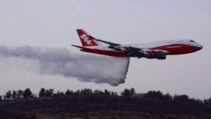 طائرة ال’سوبرتانكر’ تساعد في إخماد حريق الأحراش الذي اندلع في نطف، القريبة من القدس، 26 نوفمبر، 2016. (الشرطة الإسرائيلية)