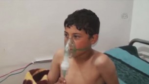 طفل من ضحايا ما يُشتبه بأنه هجوم بغاز الكلور في إدلب، سوريا، في مارس 2015. (لقطة شاشة: YouTube)