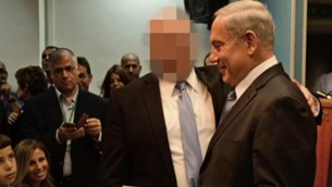 رئيس الوزراء بنيامين نتنياهو مع احد المقربين منه المتهم المتهم بالعنف والاعتداء الجنسي ضد فنانة (Screenshot, Channel 2 News)