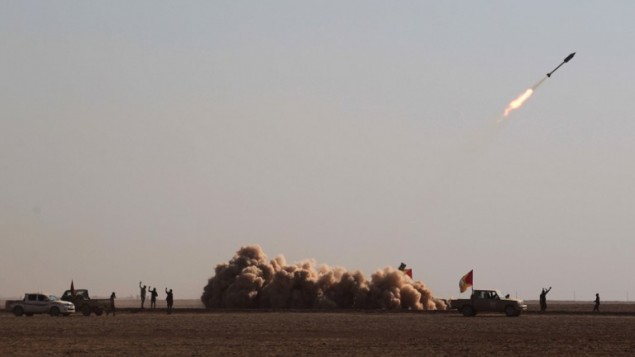 مقاتلون من الحشد الشعبي الشيعي يطلقون صاروخ، جنوب غرب الموصل، 28 نوفمبر 2016 (AHMAD AL-RUBAYE / AFP)