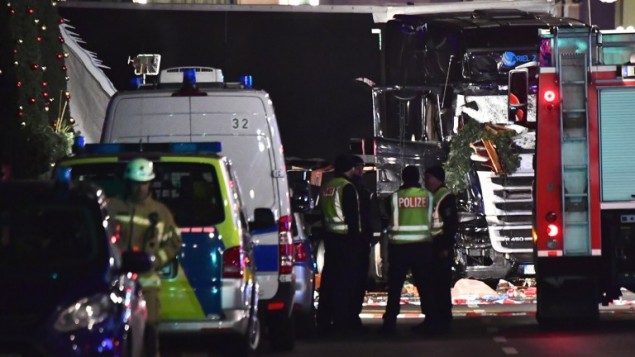 الشرطة تعاين  شاحنة اقتحمت سوقا ميلادية في برلين، ما اسفر عن مقتل تسعة أشخاص على الأقل وجرح عشرات آخرين، 19 ديسمبر 2016. (AFP PHOTO / John MACDOUGALL)