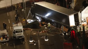 السلطات تعاين  شاحنة اقتحمت سوقا ميلادية في برلين، ما اسفر عن مقتل تسعة أشخاص على الأقل وجرح عشرات آخرين، 19 ديسمبر 2016.  (AFP PHOTO / Odd ANDERSEN)