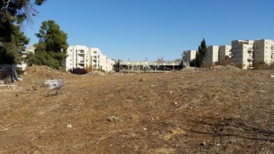 قطعة الأرض في القدس التي عُرفت في السابق بإسم ’ثكنات ألنبي’، الموقع المحتمل للسفارة الأمريكية. (Raphael Ahren/TOI)
