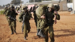 جنود إسرائيليون يشاركون في تدريبات، 26 أكتوبر، 2010.(Michal Shvadron / IDF spokesperson / FLASH90)