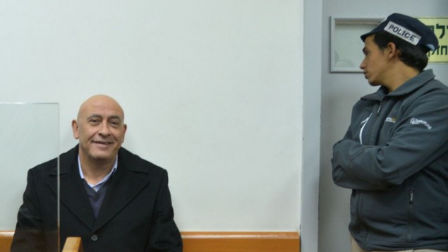 باسل غطاس من القائمة العربية المشتركة في محكمة الصلح في ريشون لتسيون خلال جلسة لتمديد اعتقاله، 23 ديسمبر 2016 (Avi Dishi/Flash90)