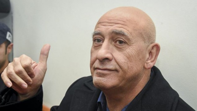 باسل غطاس من القائمة العربية المشتركة في محكمة الصلح في ريشون لتسيون خلال جلسة لتمديد اعتقاله، 27 ديسمبر 2016 (Yair Sagi/POOL)