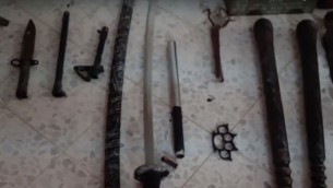 سكاكين وسيوف وهراوى عثر عليها الجنود الإسرائيليون في منطقة الخليل خلال عملية مشتركة مع الشرطة والشاباك في أكتوبر، والتي تم الكشف عن تفاصيلها في 8 ديسمبر، 2016. (لقطة شاشة: YouTube)