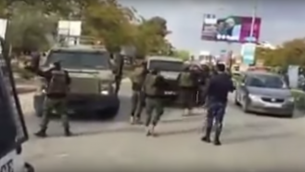 عناصر قوات الامن الفلسطينية يمنعون دخول مراكب عسكرية اسرائيلية لمدينة جنين في الضفة الغربية، 11 ديسمبر 2016 (Screen capture: Ma'an News)