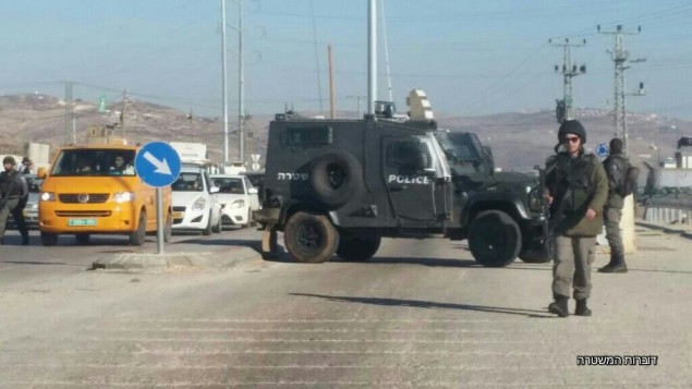 قوات الامن في مفرق تابوح بالضفة الغربية بعد قتل معتدي فلسطيني بالرصاص اثناء محاولته طعن عناصر حرس الحدود، 8 ديسمبر 2016 (Police spokesperson)