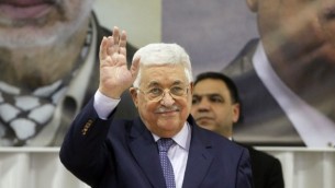 الرئيس الفلسطيني محمود عباس يحيي الحضور في 6 يناير، 2017، في بيت ساحور، القريبة من مدينة بيت لحم في الضفة الغربية. (AFP/HAZEM BADER)