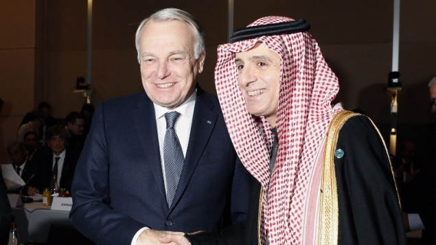 وزير الخارجية الفرنسي جان مراك أيرولت يصافح وزير الخارجية السعودي عادل الجبير خلال افتتاح مؤتمر السلام في باريس، 25 يناير 2017 (AFP PHOTO / POOL / THOMAS SAMSON)