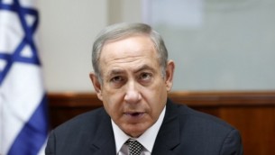 رئيس الوزراء بينيامين نتنياهو يترأس الجلسة الأسبوعية للحكومة في مكتبه في القدس، 15 يناير، 2017. (AFP Photo/Pool/Ronen Zvulun)
