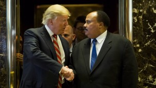 الرئيس الاميركي المنتخب دونالد ترامب يصافح مارتن لوثر كينغ الثالث، النجل البكر لزعيم حركة الحقوق المدنية مارتن لوثر كينغ، في برج ترامب بنيويورك، 16 يناير 2017 (DOMINICK REUTER / AFP)