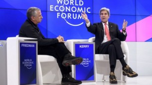 وزير الخارجية الأمريكي المنتهية ولايته جون كيري (من اليمين) خلال حديث له في اليوم الأول من فعاليات ’المنتدى الإقتصادي العالمي’، 17 يناير، 2017، في دافوس. (AFP PHOTO / FABRICE COFFRINI)