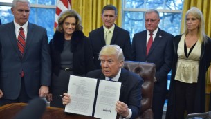 الرئيس الأمريكي دونالد ترامب يعرض مذكرة أمر تنفيذي لوضع استراتيجية تهدف إلى هزيمة  تنظيم ’الدولة الإسلامية’ في سوريا والعراق بعد التوقيع عليه في المكتب البيضاوي في البيت الأبيض، 28 يناير، 2017، في العاصمة واشنطن. ( AFP PHOTO / MANDEL NGAN)