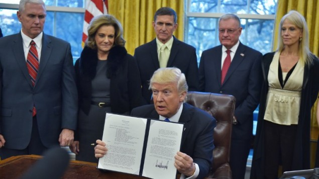 الرئيس الأمريكي دونالد ترامب يعرض مذكرة أمر تنفيذي لوضع استراتيجية تهدف إلى هزيمة تنظيم ’الدولة الإسلامية’ في سوريا والعراق بعد التوقيع عليه في المكتب البيضاوي في البيت الأبيض، 28 يناير، 2017، في العاصمة واشنطن. ( AFP PHOTO / MANDEL NGAN) الرئيس الأمريكي دونالد ترامب يعرض مذكرة أمر تنفيذي لوضع استراتيجية تهدف إلى هزيمة تنظيم ’الدولة الإسلامية’ في سوريا والعراق بعد التوقيع عليه في المكتب البيضاوي في البيت الأبيض، 28 يناير، 2017، في العاصمة واشنطن. ( AFP PHOTO / MANDEL NGAN)