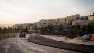 غروب الشمس فوق موقع بناء قريب من حي رمات شلومو في القدس الشرقية، 21 نوفمبر، 2016. (Sebi Berens/Flash90)