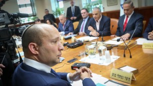 وزير المعارف نفتالي بينيت خلال الجلسة الاسبوعية للحكومة في مكتب رئيس الوزراء في القدس، 22 يناير 2017 (Alex Kolomoisky/ POOL)