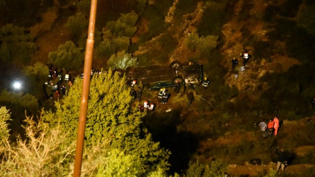 طواقم انقاذ وقوات امن اسرائيلية في ساحة تدحرج حافلة في وادي بالقرب من مستوطنة معاليه لفونا في الضفة الغربية، 27 يناير 2017 (Moshe Mizrachi/Flash90) طواقم انقاذ وقوات امن اسرائيلية في ساحة تدحرج حافلة في وادي بالقرب من مستوطنة معاليه لفونا في الضفة الغربية، 27 يناير 2017 (Moshe Mizrachi/Flash90)