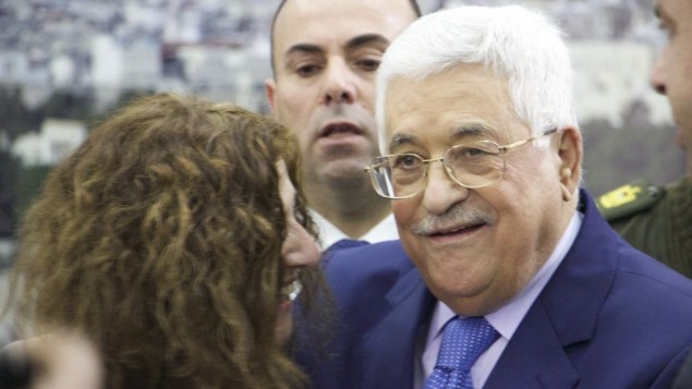 رئيس السلطة الفلسطينية محمود عباس يتصور مع ناشطة سلام اسرائيلية في مقر السلطة الفلسطينية في رام الله، 5 يناير 2017 (Dov Lieber/Times of Israel)