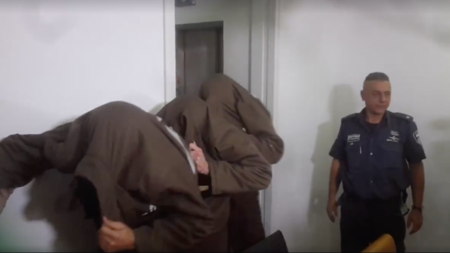 محمد شناوي، المتهم بالقتل ومحاولة القتل في قضية هجمات اطلاق نار في حيفا، وخالد بن عاطف ابو كليب وايهاب بن ايوب يوسف، المتهمين بمساعدته، يدخلون محكمة في حيفا في 30 يناير 2017 (Screen capture)
