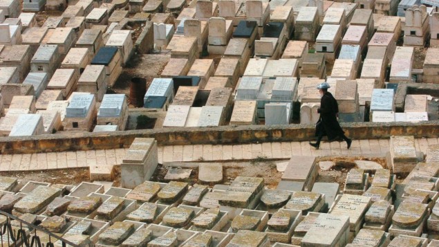 صورة للتوضيح: رجل يسير في مقبرة في القدس في صورة غير مؤرخة من الأرشيف. (Nati Shohat /Flash90) صورة للتوضيح: رجل يسير في مقبرة في القدس في صورة غير مؤرخة من الأرشيف. (Nati Shohat /Flash90)