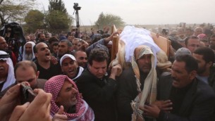 رئيس حزب ’القائمة (العربية) المشتركة’ يحمل نعش يعقوب موسى أبو القيعان، خلال جنازته التي أقيمت مراسهما في 24 يناير، 2017، بالقرب من قرية أم الحيران. (المتحدث بإسم ’القائمة المشتركة’)