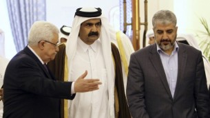 الشيخ حمد بن خليفة ال ثاني في الوسط، الرئيس الفلسطيني محمود عباس الى اليسار، ورئيس المكتب السياسي لحركة حماس خالد مشعل الى اليمين في اجتماعهم الأخير في العاصمة القطرية، الدوحة