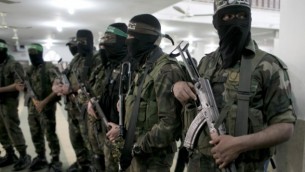 أعضاء من حركة حماس خلال جنازة في جنوب قطاع غزة، 4 مارس، 2016. (AFP/SAID KHATIB)