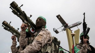 عناصر من الجناح العسكري لحركة حماس خلال مسيرة في مدينة رفح في قطاع غزة، 31 يناير، 2017. (AFP/SAID KHATIB)
