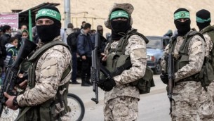 عناصر من كتائب عز الدين القسام، الجناح العسكري لحركة حماس، يشاركون في حفل تأبيني لمحمد الزواري في مدينة رفح جنوبي قطاع غزة، 31 يناير، 2017. (AFP Photo/Said Khatib)