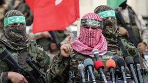 أبو عبيدة، المتحدث بإسم الجناح العسكرية لحركة حماس، خلال كلمة ألقاها في حفل تأبين أقيم في مدينة رفح جنوب قطاع غزة، 31 يناير، 2017. (AFP PHOTO / SAID KHATIB)