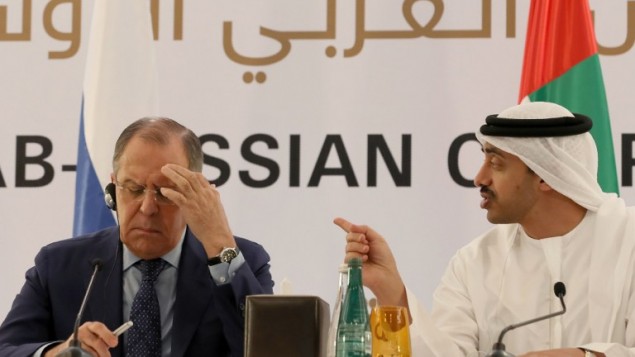 وزير خارجية دولة الامارات المتحدة الشيخ عبدالله بن زايد ال نهيان خلال مؤتمر صحافي مشترك مع نظيره الروسي سيرغي لافروف في ختام اعمال منتدى التعاون العربي الروسي في ابوظبي، 1 فبراير 2017 (AFP PHOTO / KARIM SAHIB)