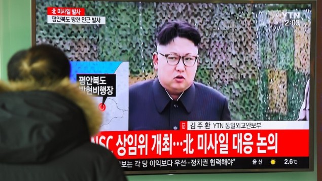 الزعيم الكوري الشمالي كيم جونغ اون لعى شاشاة تلفزيون في محطة قطار في سيول، 12 فبراير 2017 (JUNG YEON-JE / AFP)