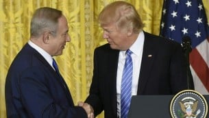 الرئيس الأمريكي دونالد ترامب ورئيس الوزراء الإسرائيلي بينيامين نتنياهو يتصافحان خلال مؤتمر صحافي مشترك في الغرفة الشرقية في البيت الأبيض، العاصمة واشنطن، 15 فبراير، 2017. (AFP/ SAUL LOEB)