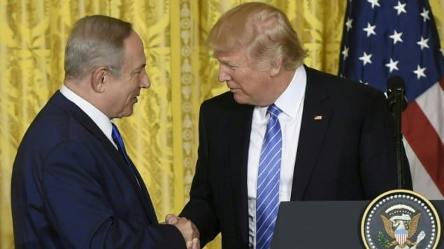 الرئيس الأمريكي دونالد ترامب ورئيس الوزراء الإسرائيلي بينيامين نتنياهو يتصافحان خلال مؤتمر صحافي مشترك في الغرفة الشرقية في البيت الأبيض، العاصمة واشنطن، 15 فبراير، 2017. (AFP/ SAUL LOEB) الرئيس الأمريكي دونالد ترامب ورئيس الوزراء الإسرائيلي بينيامين نتنياهو يتصافحان خلال مؤتمر صحافي مشترك في الغرفة الشرقية في البيت الأبيض، العاصمة واشنطن، 15 فبراير، 2017. (AFP/ SAUL LOEB)