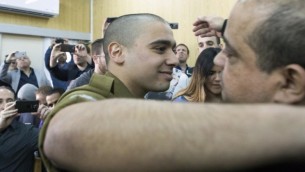 الجندي الإسرائيلي إيلور عزاريا، الذي أدين بالقتل غير العمد لجريح فلسطيني، خلال بداية جلسة النطق بالحكم في حقه في قاعة المحكمة العسكرية في تل أبيب، 21 فبراير، 2017. (AFP/POOL/ JIM HOLLANDER)