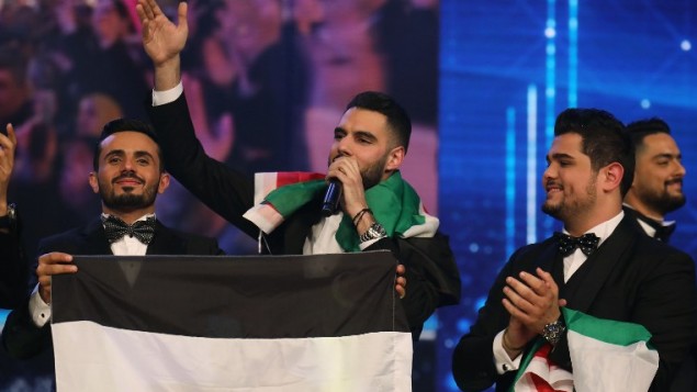 يعقوب شاهين، الفائز الفلسطيني بلقب ’أراب آيدول’ يقف وسط منافسيه في الحلقة النهائية عمار العزكي (من اليسار) وأمير دندن (من اليمين) خلال الحقلة النهائية من الموسم الرابع لمنافسة المواهب العربية في 25 فبراير، 2017 في إستديوهات شبكة MBC في ذوق مصبح، شمال بيروت. (Anwar Amro/AFP) يعقوب شاهين، الفائز الفلسطيني بلقب ’أراب آيدول’ يقف وسط منافسيه في الحلقة النهائية عمار العزكي (من اليسار) وأمير دندن (من اليمين) خلال الحقلة النهائية من الموسم الرابع لمنافسة المواهب العربية في 25 فبراير، 2017 في إستديوهات شبكة MBC في ذوق مصبح، شمال بيروت. (Anwar Amro/AFP)