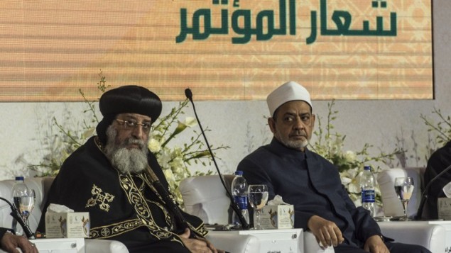 الشيخ أحمد الطيب شيخ الجامع الأزهر وبابا الكنيسة القبطية خلال مؤتمر بعنوان "الحرية والمواطنة..التنوع والتكامل" الذي نظمه الأزهر في القاهرة، 28 فبراير 2017 (KHALED DESOUKI / AFP)
