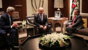 رئيس الوزراء بينيامين نتنياهو (وسط الصورة) خلال لقاء مع وزير الخارجية الأمريكي جون كيري (من اليسار) والملك الأردني عبد الله الثاني في العاصمة الأردنية عمان، 13 نوفمبر، 2014. (AFP/Jordainian Royal Palace/Ho/Yousef Allan)