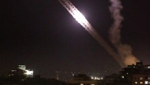 صورة توضيحية: صواريخ فلسطينية يتم اطلاقها من غزة باتجاه اسرائيل بعد غارة جوية اسرائيلية، 17 يوليو 2014 (AFP/Thomas Coex)