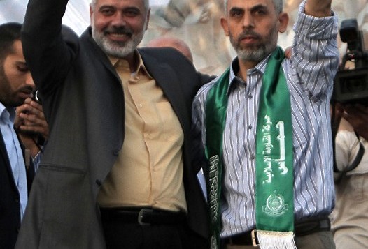 قائد حماس حينها اسماعيل هنية مع الاسير المحرر يحيى السنوار، احد مؤسسي الجناح العسكري للحركة، في خان يونس، 21 اكتوبر 2011 (SAID KHATIB / AFP)