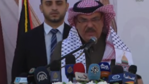المبعوث القطري في غزة محمد العمادي خلال كلمة له في حفل أقيم في مدينة غزة بمناسبة إنشاء حي ’مدينة حمد’ في 16 يناير، 2017. (Screen capture/YouTube)
