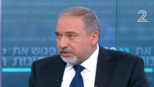وزير الدفاع أفيغدور ليبرمان، خلال مقابلة مع القناة الثانية، 11 فبراير، 2017. (Channel 2 screenshot)