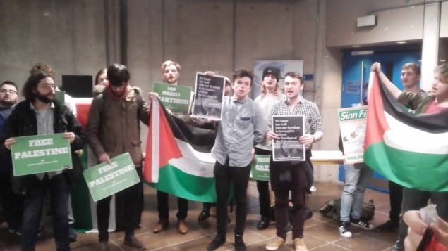 متظاهرين مناصرين لفلسطين يؤدوا الى الغاء مداخلة من قبل السفير الإسرائيلي الى ايرلندا في جامعة ترينيتي كوليدخ في دبلين، 20 فبراير 2017 (Screen capture: Facebook video)