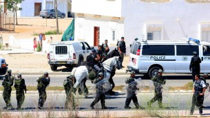صورة تضيحية لعناصر الشرطة في مدينة رهط البدوية في جنوب اسرائيل (Edi Israel/Flash90)